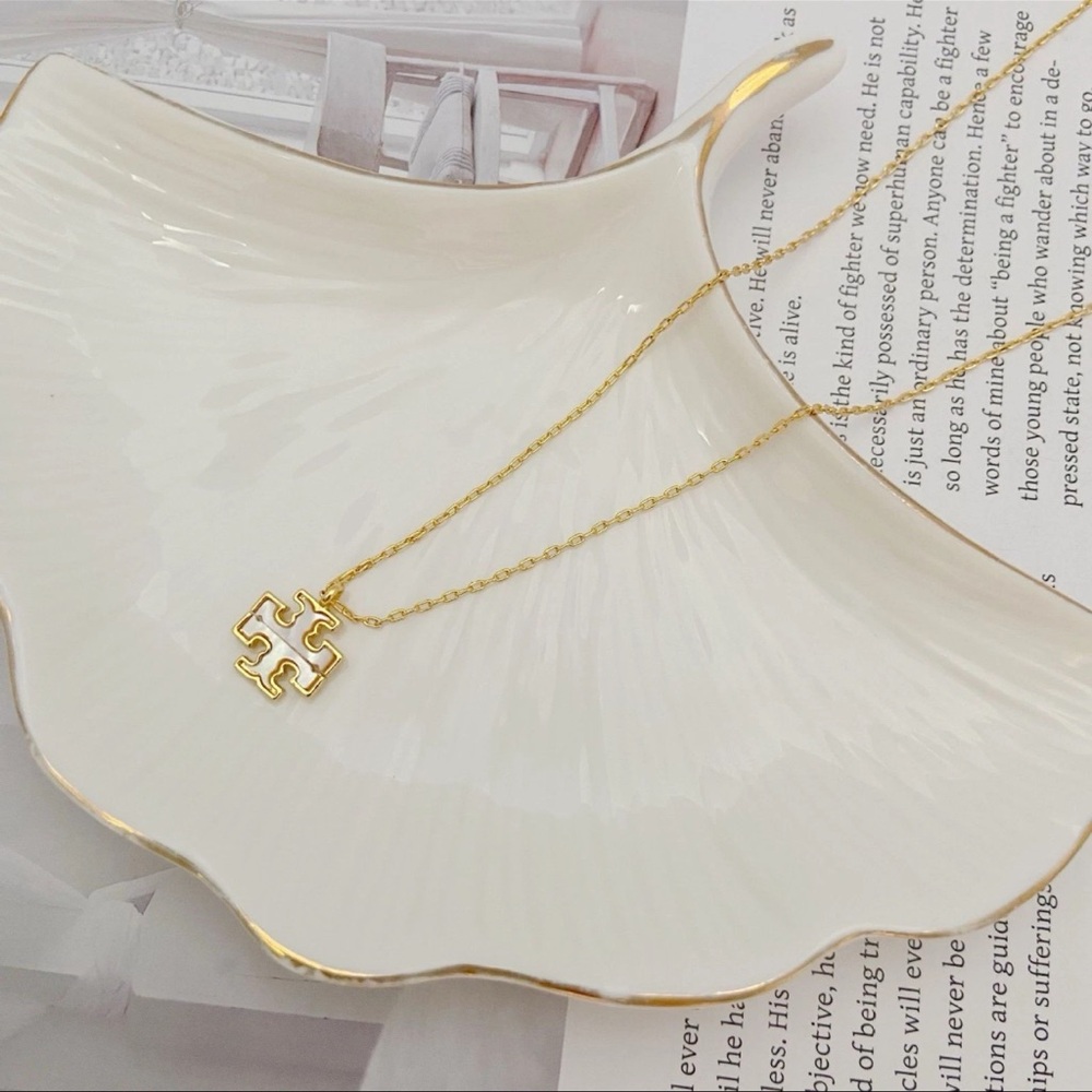 NEW Tory Burch TB Logo Enamel  Pendant Necklace Gold Mother of Pearl White - Picture 7 of 10